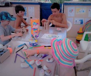 Elea Beach – Kids Activities Jenga and painting with markers